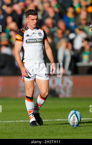 Northampton, Großbritannien. Oktober 2021. 30. Oktober 2021; Cinch Stadium in Franklin Gardens, Northampton, England; Gallagher Premiership Rugby, Northampton Saints versus Leicester Tigers; George Ford von Leicester Tigers bereitet sich auf einen Strafstoß vor Credit: Action Plus Sports Images/Alamy Live News Stockfoto