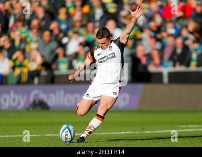 Northampton, Großbritannien. Oktober 2021. 30. Oktober 2021; Cinch Stadium in Franklin Gardens, Northampton, England; Gallagher Premiership Rugby, Northampton Saints versus Leicester Tigers; George Ford von Leicester Tigers schlägt eine Strafe Kredit: Action Plus Sports Images/Alamy Live News Stockfoto