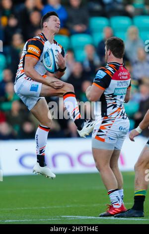 Northampton, Großbritannien. Oktober 2021. 30. Oktober 2021; Cinch Stadium at Franklin Gardens, Northampton, England; Gallagher Premiership Rugby, Northampton Saints versus Leicester Tigers; Freddie Burns of Leicester Tigers nimmt einen hohen Ball Kredit: Action Plus Sports Images/Alamy Live News Stockfoto