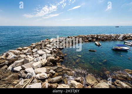 Kleiner Hafen und Meereslandschaft vor dem Dorf Riomaggiore, Ferienort an der Küste des Nationalparks Cinque Terre, La Spezia, Ligurien, Italien, Europa. Stockfoto