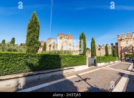 Mittelalterliche Scaligerburg und befestigte Mauern (IX-XIV Jahrhundert). Kleines Dorf Lazise, Ferienort an der Küste des Gardasees, Verona, taly. Stockfoto