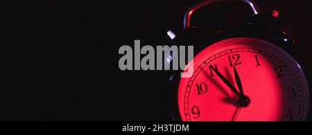 Fünf Minuten vor Mitternacht. Ändern der Uhren, Zeiteinstellung, Sommerzeit oder neues Jahr Konzept auf Retro analoge Uhr, breiten Raum Hintergrund kopieren Stockfoto