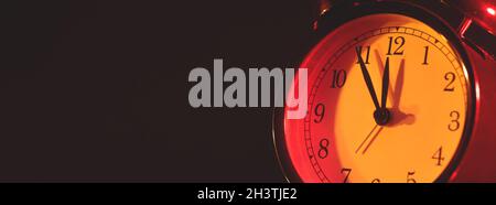 Fünf Minuten vor Mitternacht. Ändern der Uhren, Zeiteinstellung, Sommerzeit oder neues Jahr Konzept auf Retro analoge Uhr, breiten Raum Hintergrund kopieren Stockfoto