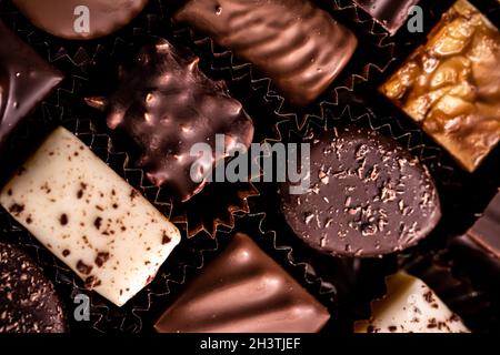 Schweizer Pralinen in Geschenkschachtel, verschiedene Luxus-Pralinen aus dunkler und milcher Bio-Schokolade in der Chocolaterie in der Schweiz, sw Stockfoto