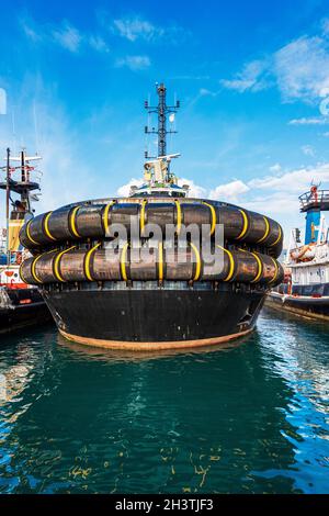 Nahaufnahme einer Gruppe von Schlepper, Blick vom Bug des Bootes. Internationaler Hafen im Golf von La Spezia, Ligurien, Italien, Europa. Stockfoto