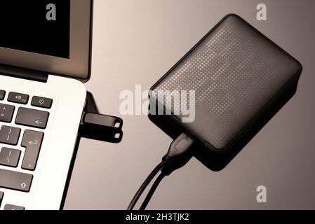 Externe Backup-Festplatte Festplatte an Laptop angeschlossen Stockfoto