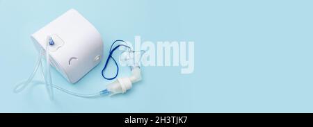 Vernebler medizinisches Gerät. Medizinische Geräte zum Einatmen mit Atemmaske Stockfoto