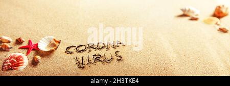 Corona-Virus im Urlaub in den Sand geschrieben Stockfoto