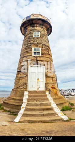 Sehr Weitwinkelansicht mit Blick auf den East Lighthouse am Whitby Hafen Stockfoto
