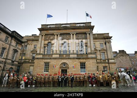 Edinburgh Schottland, Großbritannien Oktober 30 2021. Sir Walter Scott 250 Jahre Gottesdienst in St. Giles, gefolgt von einer Prozession auf dem Hügel zu seinem Monument in den Princes Street Gardens. Credit sst/alamy Live News Stockfoto