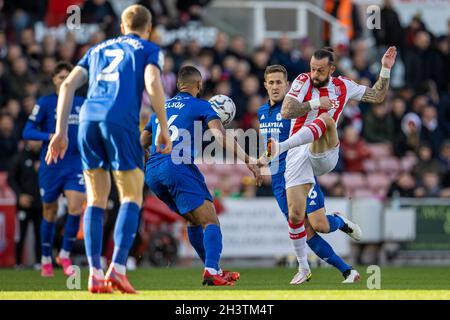 Stoke, Großbritannien. Oktober 2021. 30. Oktober 2021; bet365 Stadium, Stoke, Staffordshire, England; Championship Football, Stoke City gegen Cardiff; Steven Fletcher von Stoke City macht den Ball frei Credit: Action Plus Sports Images/Alamy Live News Stockfoto