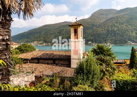 Der Glockenturm der Saintn Roccco Kirche im malerischen Dorf Morcote am Luganersee, Tessin, Schweiz. Stockfoto