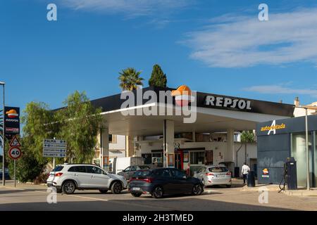 Santanyi, Spanien; oktober 23 2021: Tankstelle des multinationalen Unternehmens Repsol, wo Autos tanken. Santanyi, Insel Mallorca, Spanien Stockfoto