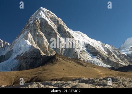 Pumori (7161 m) und der Kala Pattar Peak. Everest Base Camp Trek, Nepal. Stockfoto