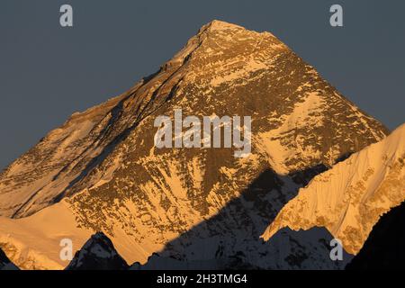 Mt. Everest bei Sonnenuntergang vom Gokyo Ri aus gesehen Stockfoto