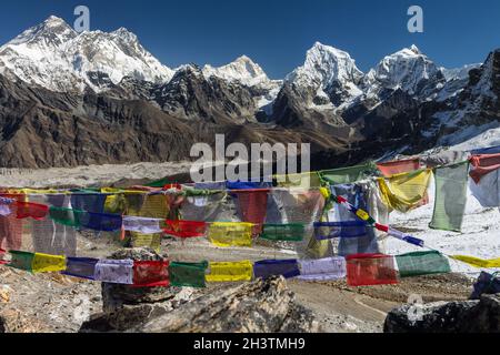 Everest, Nuptse, Lhotse, Makalu, Cholatse und Taboche. Blick von Renjo La. Stockfoto
