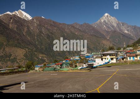 Tara Air-Flugzeuge starten vom Flughafen Lukla. Es gibt oben Karyolung (links) und Nupla-Gipfel. Solukhumbu, Everest Regio Stockfoto