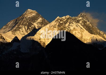 Mount Everest, Nuptse und Lhotse vom Gokyo Ri bei Sonnenuntergang Stockfoto