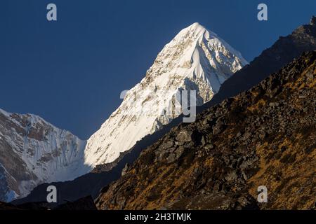 Pumori (7161m) von einem Ort in der Nähe des Ama Dablam Basislagers aus gesehen Stockfoto