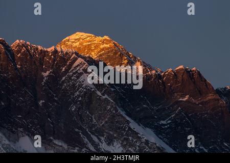 Mt. Der Everest steigt bei Sonnenuntergang über dem Nuptse-Lhotse-Rücken. Stockfoto