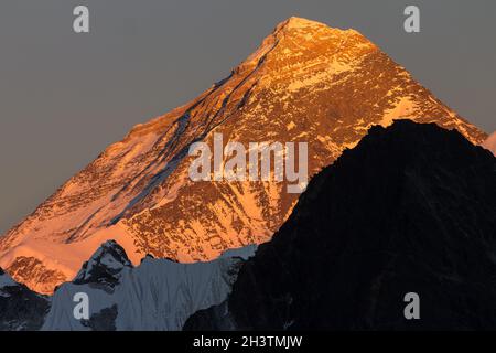 Everest von Gokyo Ri kurz vor Sonnenuntergang gesehen Stockfoto