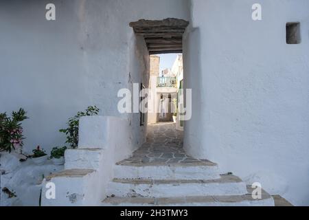 Griechenland, Kykladen. Folegandros Insel, Treppen und Eingang zu Kastro, alte Burg in Chora traditionelle Stein gepflasterten überdachten Gasse namens stegadi. Stockfoto