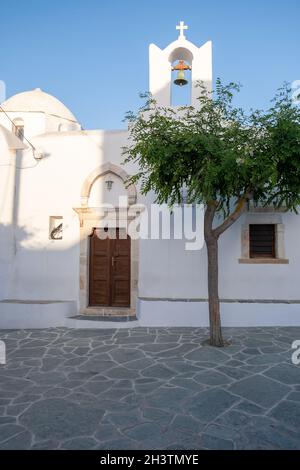 Folegandros Insel, Alte Kirche am Chora Stadtplatz. Griechenland, Kykladen. Agios Antonios-Kapelle, weiß getünchte Wände, Kuppel und Glockenturm, blauer Himmel hinten Stockfoto