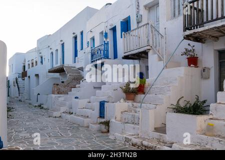 Insel Folegandros, Griechenland, Kykladen. Schmale Straße in Kastro, altes Schloss in Chora. Weiß getünchte Häuser und Treppen, kykladische Architektur Stockfoto