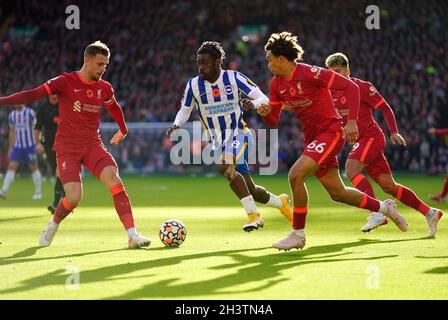 Yves Bissouma von Brighton und Hove Albion läuft während des Spiels der Premier League in Anfield, Liverpool, gegen Jordan Henderson von Liverpool. Bilddatum: Samstag, 30. Oktober 2021. Stockfoto