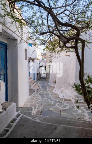 Insel Folegandros, Griechenland, Kykladen. Schmale Straße in Kastro, altes Schloss in Chora. Weiß getünchte Häuser und Treppen, kykladische Architektur Stockfoto