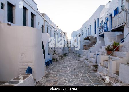 Insel Folegandros, Griechenland, Kykladen. Schmale Straße in Kastro, altes Schloss in Chora. Weiß getünchte Häuser und Treppen, kykladische Architektur Stockfoto