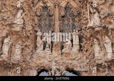 Barcelona, Spanien - 15. Dezember 2019: Die Fassade der Sagrada Familia in Barcelona. Stockfoto