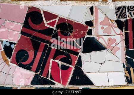 Nahaufnahme Mosaik Antonio Gaudi im Park Guell, Barcelona Stockfoto