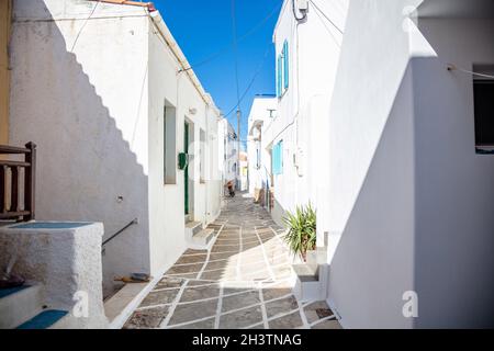 Typisch städtisch mit weiß getünchten Häusern leer sauber gepflasterten engen Gasse sonnigen Tag auf Kythnos Insel, Chora Dorf Kykladen Sommer Ziel Gree Stockfoto