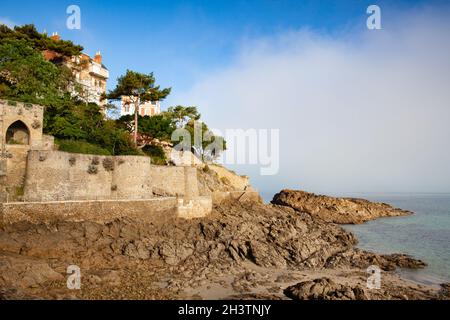 Erstaunliche Promenade du Clair de Lune, Dinard, Bretagne Frankreich.die ganze Promenade ist riesig, wahrscheinlich etwa 15-20 km. Stockfoto