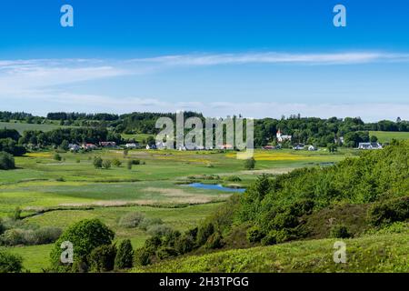 Idyllisches Dorf Gravlev und gewundene Flusslandschaft im Norden Dänemarks Stockfoto