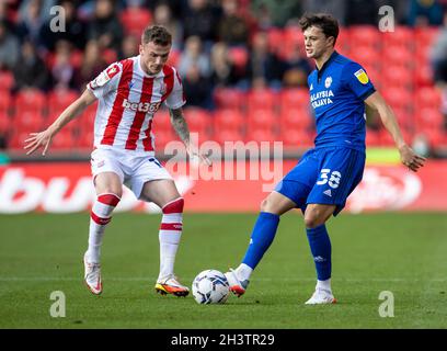 Stoke, Großbritannien. Oktober 2021. 30. Oktober 2021; bet365 Stadium, Stoke, Staffordshire, England; Championship Football, Stoke City gegen Cardiff; Perry Ng von Cardiff City spielt den Ball Kredit: Action Plus Sports Images/Alamy Live News Stockfoto