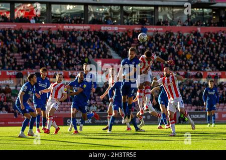 Stoke, Großbritannien. Oktober 2021. 30. Oktober 2021; bet365 Stadium, Stoke, Staffordshire, England; Championship Football, Stoke City gegen Cardiff; Jacob Brown von Stoke City führt den Ball Kredit: Action Plus Sports Images/Alamy Live News Stockfoto