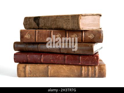 Stapel alter Bücher auf weißem Hintergrund Stockfoto
