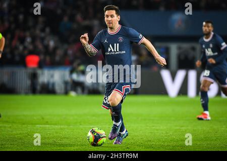 29. Oktober 2021, Paris, Frankreich, Frankreich: Lionel (Leo) MESSI von PSG während des Ligue 1-Spiels zwischen Paris Saint-Germain (PSG) und Lille OSC (LOSC) im Stadion Parc des Princes am 29. Oktober 2021 in Paris, Frankreich. (Bild: © Matthieu Mirville/ZUMA Press Wire) Stockfoto