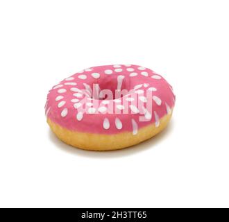 Gebackener runder Donut mit pinkfarbener Vereisung und weißen Punkten isoliert auf weißem Hintergrund Stockfoto