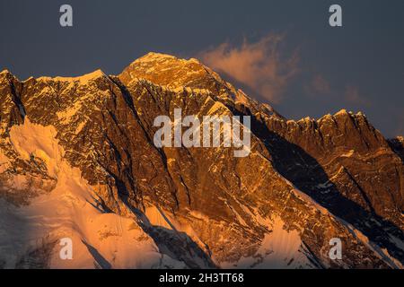 Mt. Der Everest steigt bei Sonnenuntergang über dem Nuptse-Lhotse-Rücken. Blick von Deboche. Stockfoto