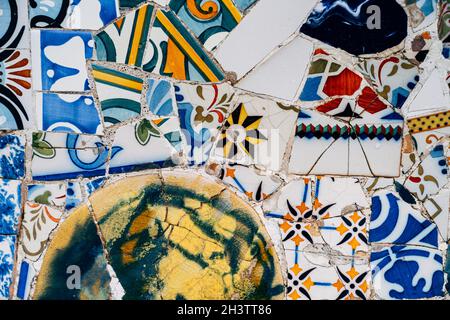 Nahaufnahme Mosaik Antonio Gaudi im Park Guell, Barcelona Stockfoto