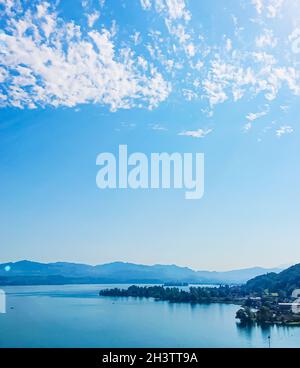 Idyllische Schweizer Landschaft, Blick auf den Zürichsee in Wollerau, Kanton Schwyz in der Schweiz, Zürichsee, Berge, blaues Wasser, Himmel Stockfoto