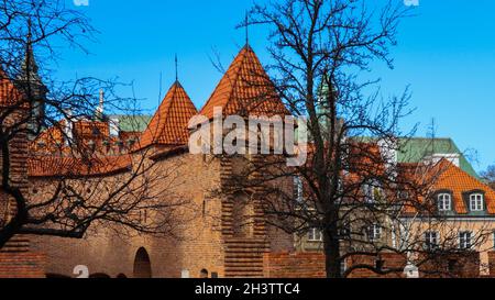 Rote Mauern und Türme von Warschau Barbican, Polen im Frühjahr Stockfoto