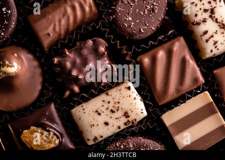 Schweizer Pralinen in Geschenkschachtel, verschiedene Luxus-Pralinen aus dunkler und milcher Bio-Schokolade in der Chocolaterie in der Schweiz, sw Stockfoto