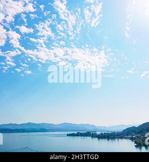 Idyllische Schweizer Landschaft, Blick auf den Zürichsee in Wollerau, Kanton Schwyz in der Schweiz, Zürichsee, Berge, blaues Wasser, Himmel Stockfoto