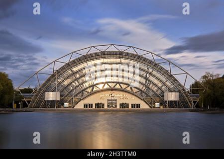 Glashalle und Westeingang der Neuen Leipziger Messe. Stockfoto