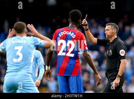 Schiedsrichter Andre Marriner zeigt Aymeric Laporte (nicht abgebildet) von Manchester City während des Spiels in der Premier League im Etihad Stadium, Manchester, eine rote Karte. Bilddatum: Samstag, 30. Oktober 2021. Stockfoto