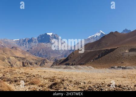 Yakwakang und Khatungkang Berge. Thorung La Pass. Blick vom Dorf Kagbeni. Mustang District, Nepal Stockfoto